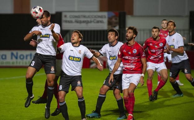 Lance del partido entre el Laredo y el Real Unión.