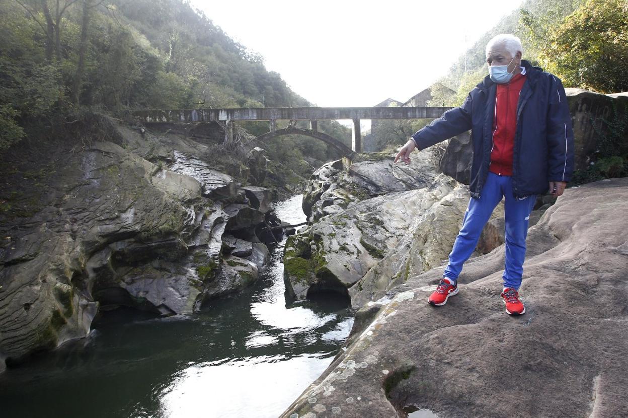 Un vecino muestra la zona que cruza el acueducto, en la que se congregan numerosos jóvenes en verano. 