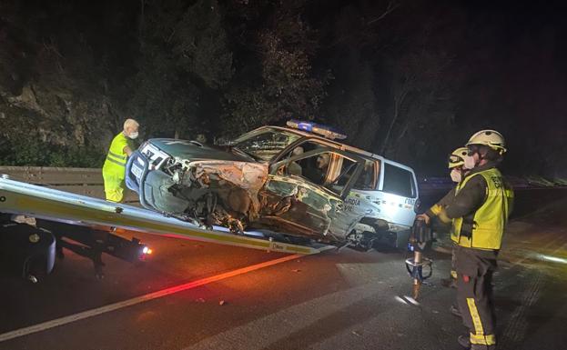 Imagen principal - Un joven de 32 años en estado grave tras chocar brutalmente contra una patrulla de la Guardia Civil en Ramales