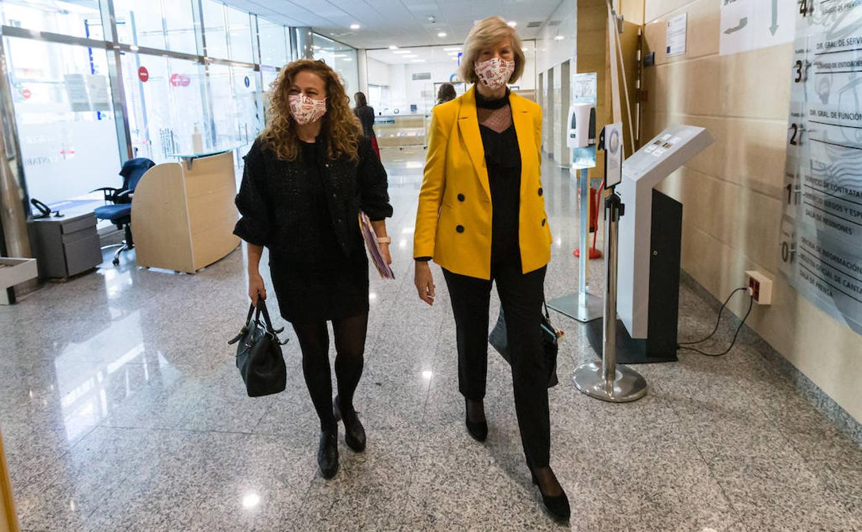 Lombó, accediendo a la sala de prensa donde presentó las claves del presupuesto de la Consejería de Educación, Formación Profesional y Turismo.