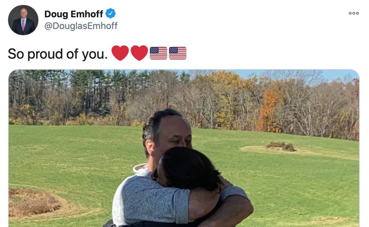 La tierna e íntima imagen tuiteda por Douglas Emhoff, el marido Kamala Harris, el pasado sábado.