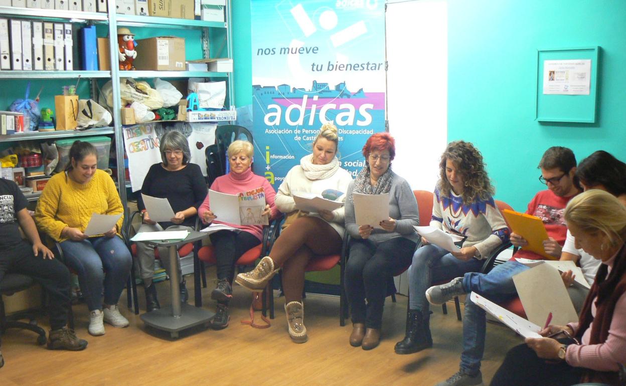 Lectura de los 'Cuentos capaces' en la edición anterior del concurso literario. 