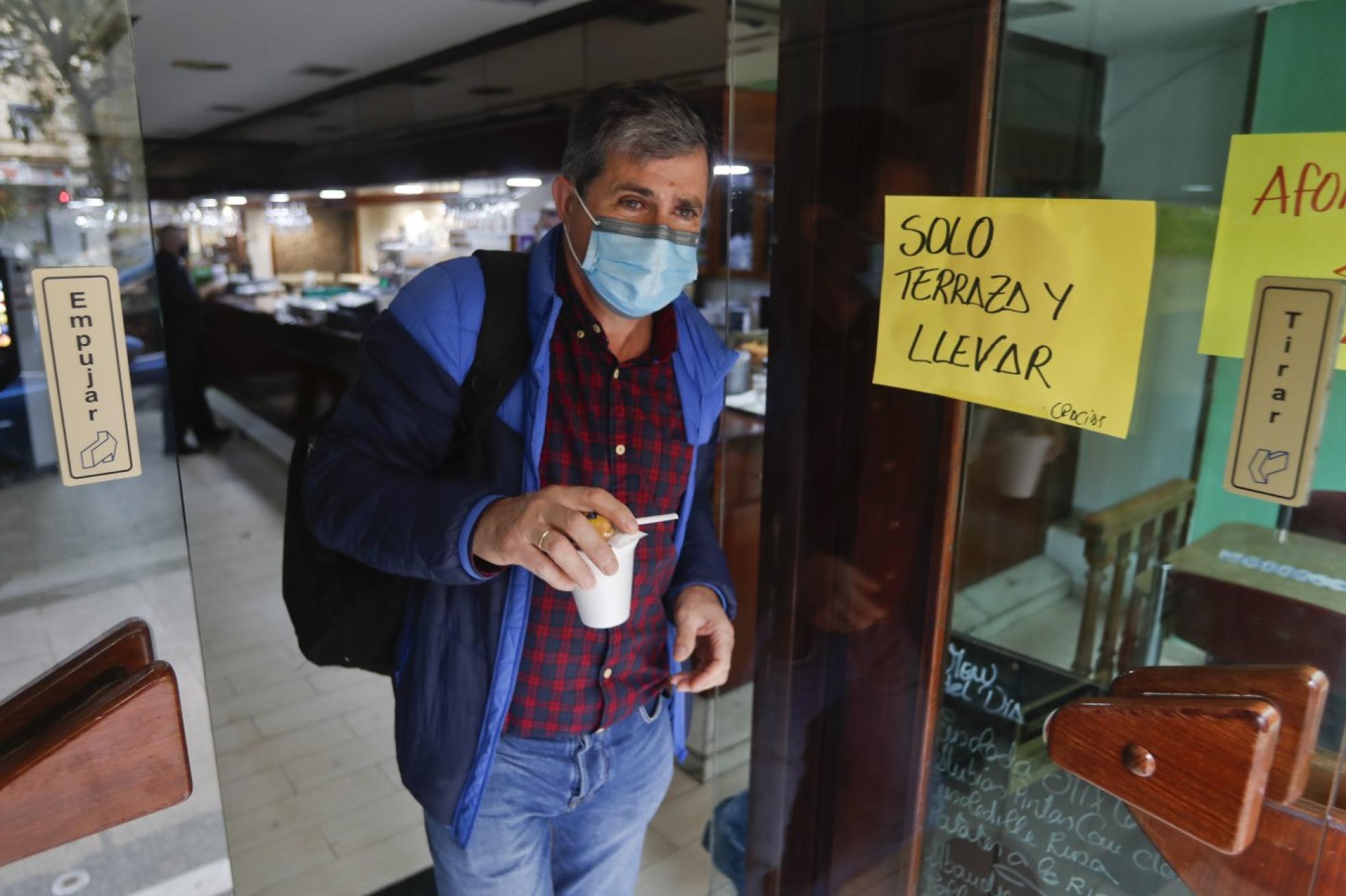 Benjamín Sierra, en la puerta de la cafetería Lobriza, en la calle Vargas. 