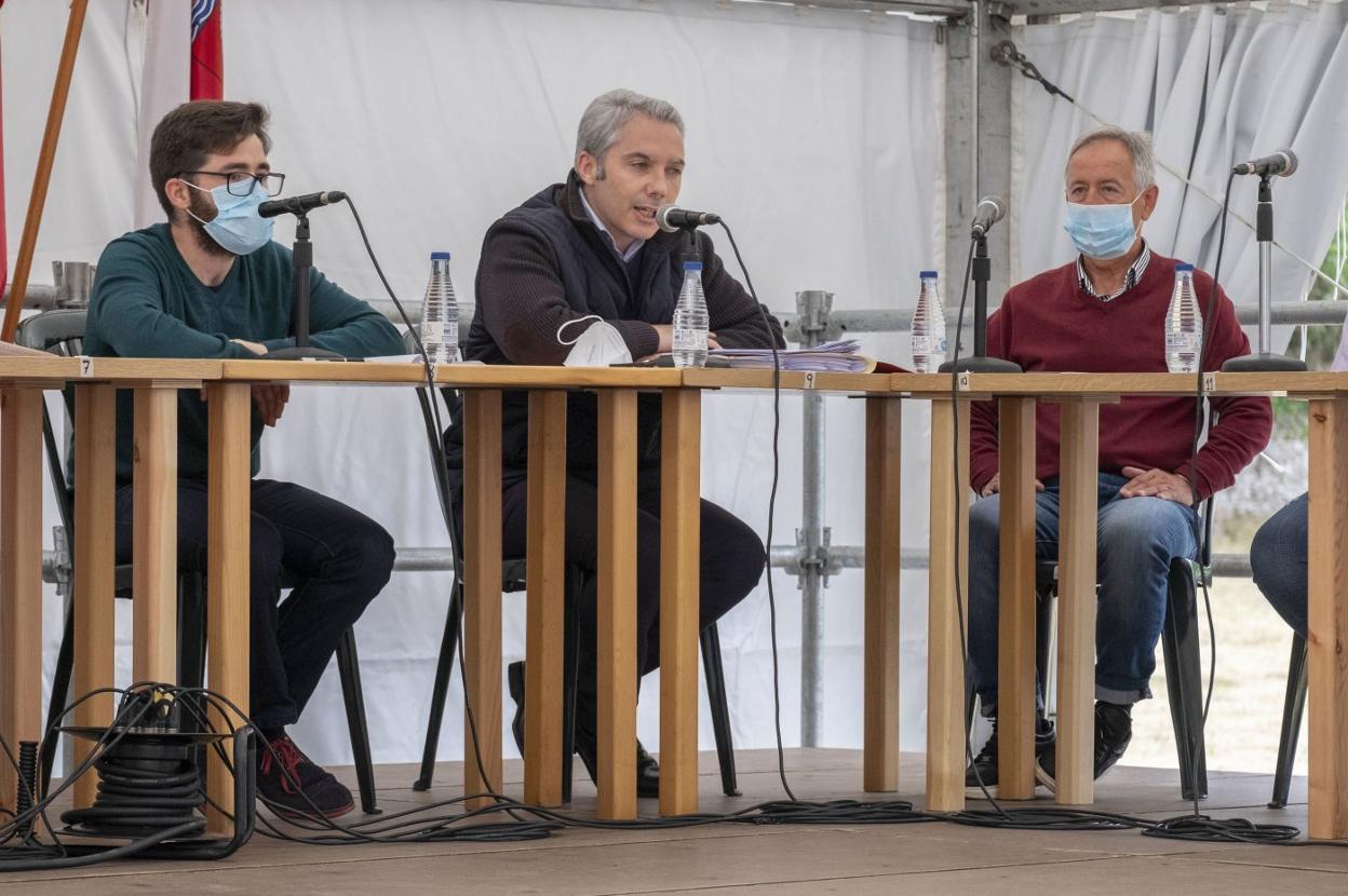 El exalcalde y líder del PRC, Ángel Llano, flanqueado por sus compañeros de grupo Luis Casas, a su derecha, y José Antonio Martínez.