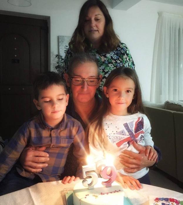 El abuelo soplando las velas de su cumpleaños con sus nieto -Nicolás y Valentina-, la abuela (yo) y la fotógrafa (nuestra hija).