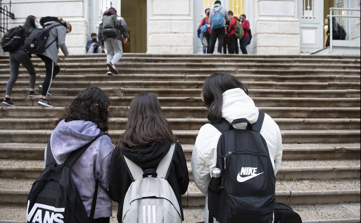 Varios estudiantes acceden este miércoles al instituto Santa Clara de Santander.