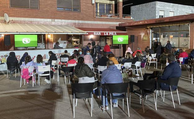 Los aficionados del Miengo siguen en dos pantallas la retransmisión del partido ante el Ribadumia.