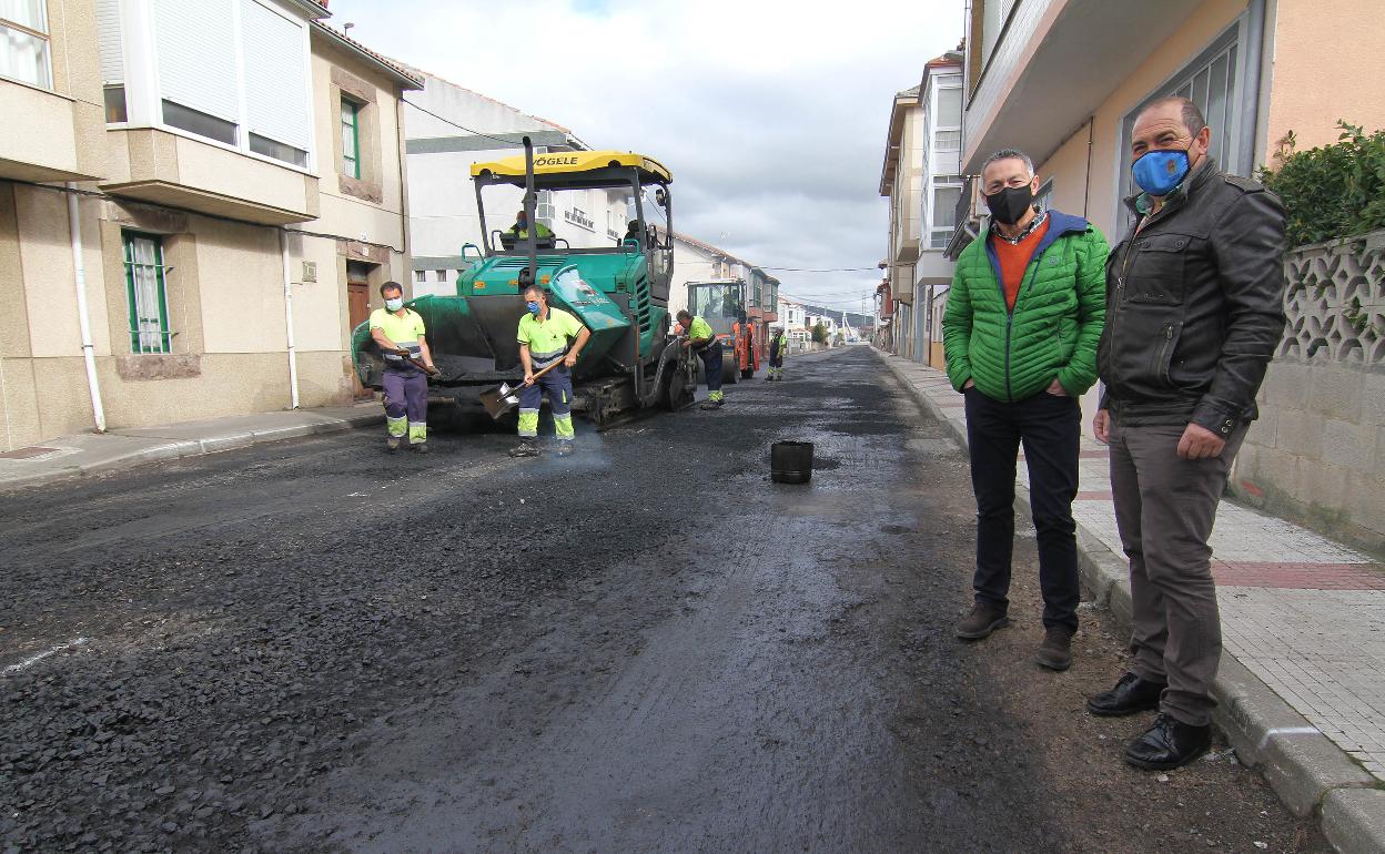 El alcalde y el concejal de Obras Públicas visitan los trabajos de asfaltado de uno de los viales municipales que se van a rehabilitar.