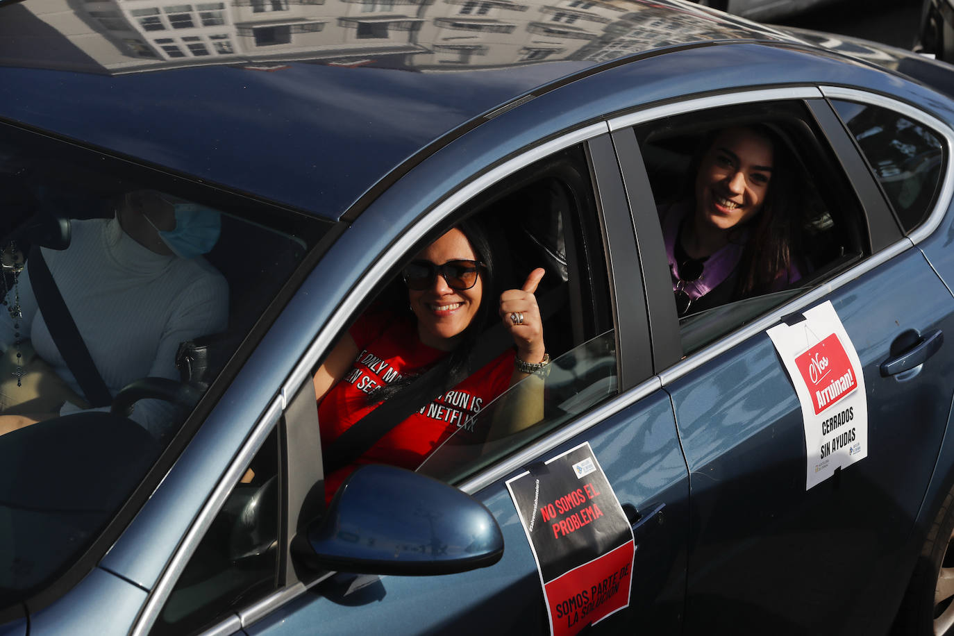 Cientos de coches de hosteleros han recorrido el centro de Santander -donde han colapsado la circulación- para hacer oír su indignación contra las últimas restricciones impuestas por el Gobierno de Cantabria