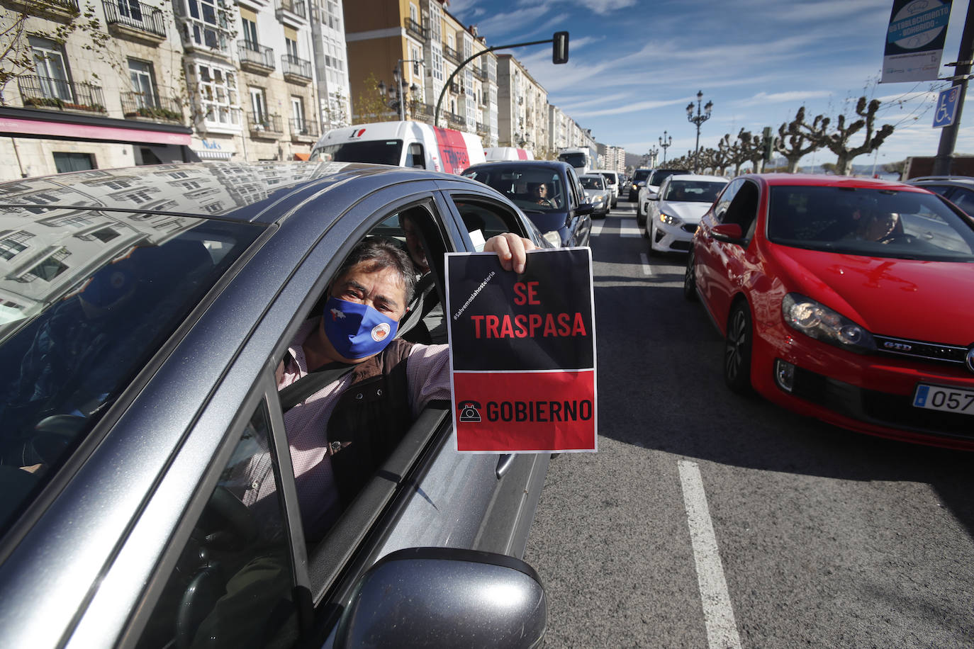 Cientos de coches de hosteleros han recorrido el centro de Santander -donde han colapsado la circulación- para hacer oír su indignación contra las últimas restricciones impuestas por el Gobierno de Cantabria