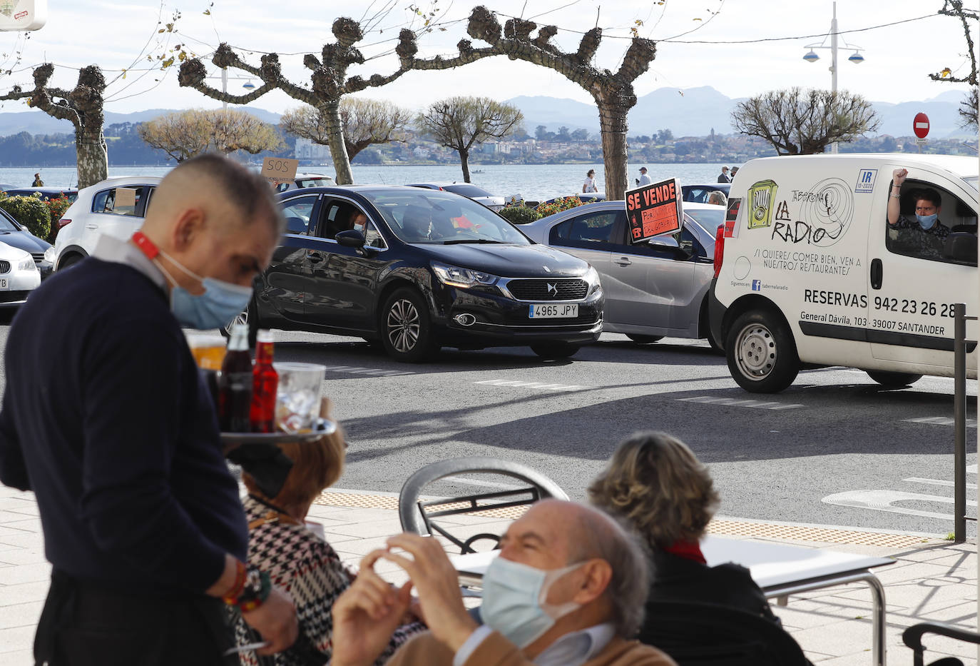 Cientos de coches de hosteleros han recorrido el centro de Santander -donde han colapsado la circulación- para hacer oír su indignación contra las últimas restricciones impuestas por el Gobierno de Cantabria