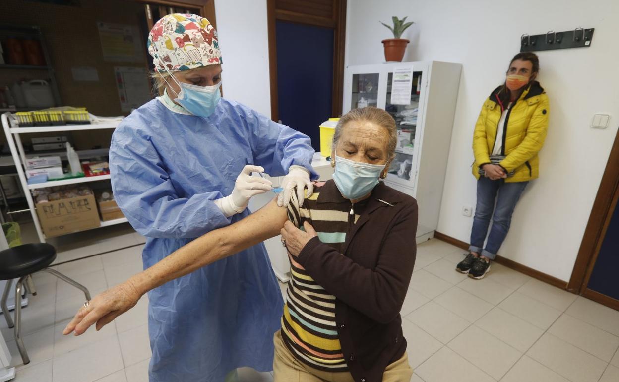 Una mujer recibe la vacuna en el Centro de Salud de Tetuán.