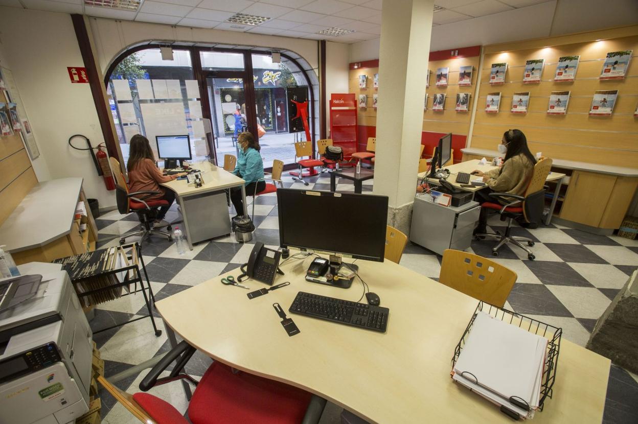 Interior de la oficina de Halcón Viajes, de la calle Cervantes, en Santander, ayer por la mañana. celedonio