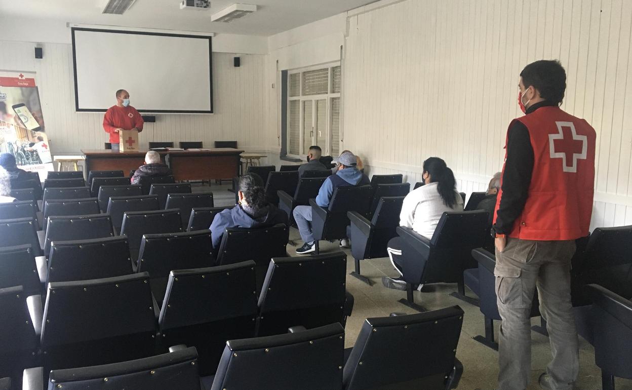 José Cacho fue el técnico encargado de impartir el taller en el salón de actos del Ayuntamiento de Potes 