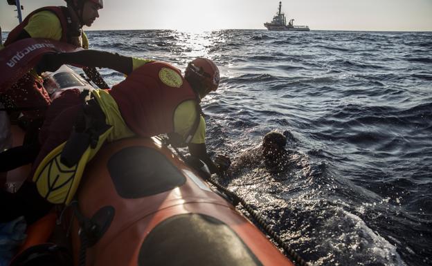 Fotografía 'Rescate', que refleja la dureza de migración ilegal en el Mediterráneo. 