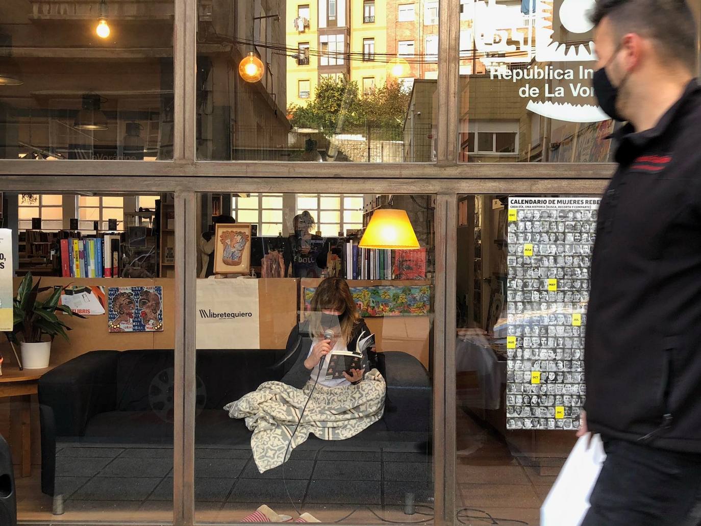 Dos decenas de lectores participaron durante toda la jornada en la performance orgnizada por la Libreria La Voragine 