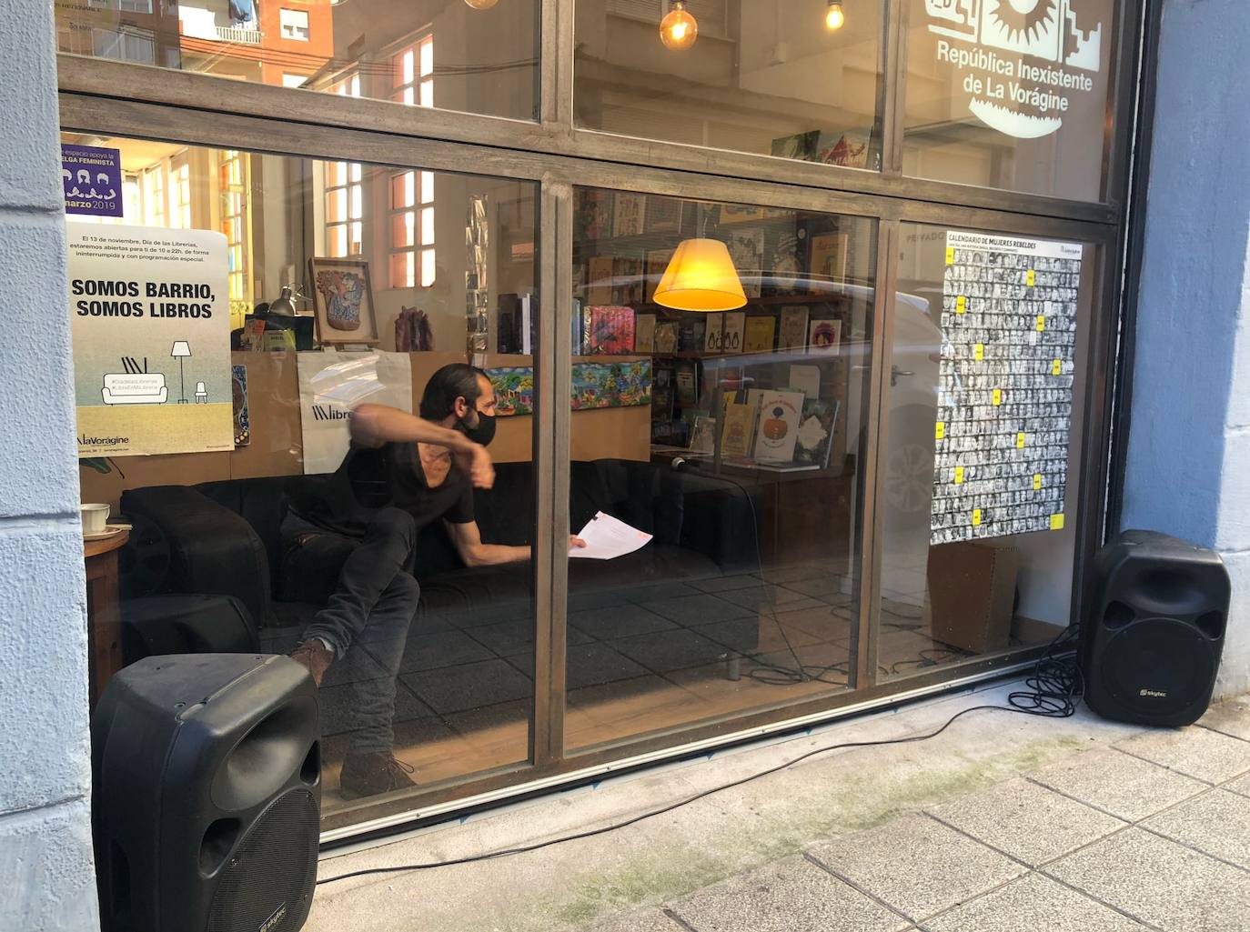 Dos decenas de lectores participaron durante toda la jornada en la performance orgnizada por la Libreria La Voragine 