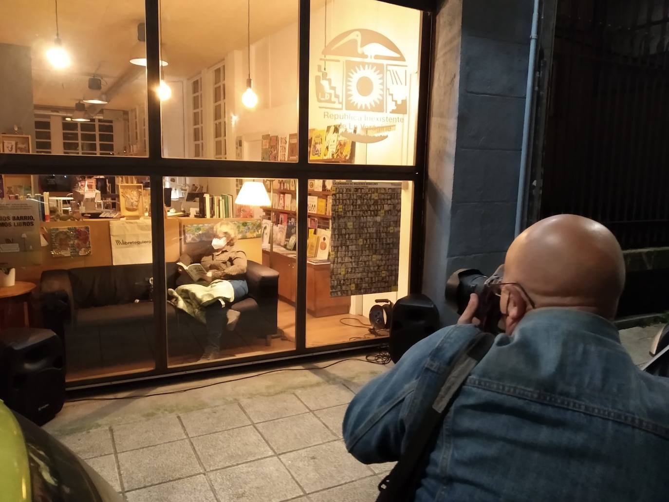 Dos decenas de lectores participaron durante toda la jornada en la performance orgnizada por la Libreria La Voragine 