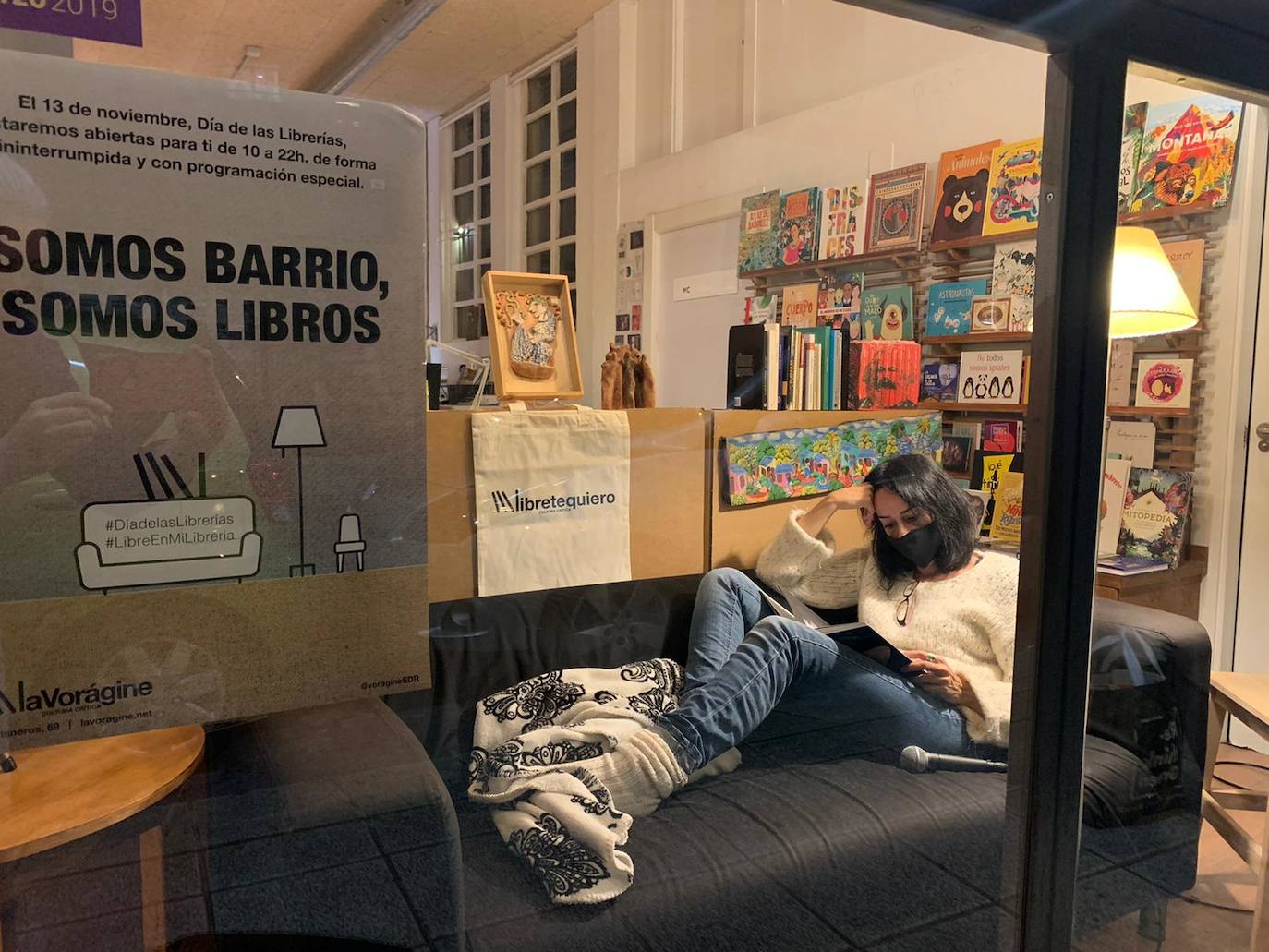 Dos decenas de lectores participaron durante toda la jornada en la performance orgnizada por la Libreria La Voragine 