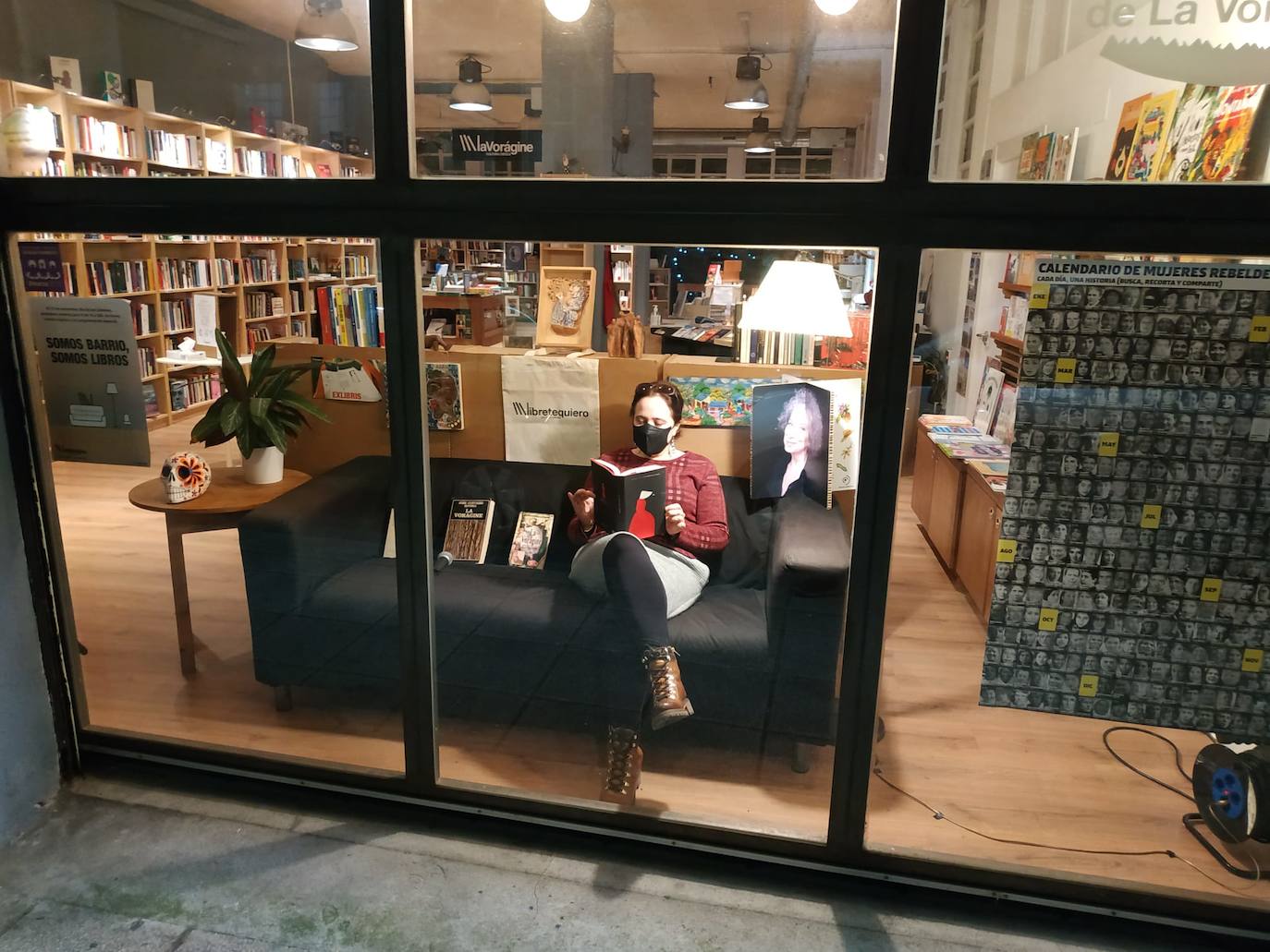 Dos decenas de lectores participaron durante toda la jornada en la performance orgnizada por la Libreria La Voragine 