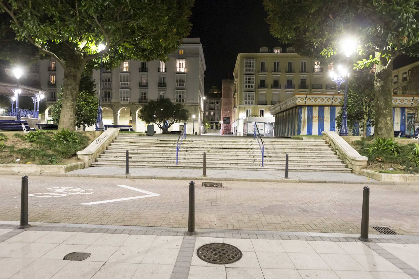 El toque de queda dejó vacias las calles de Santander