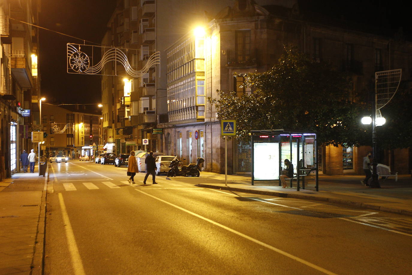 Las calles y bares de Torrelavega comenzarona vaciarse pasadas las 21.30