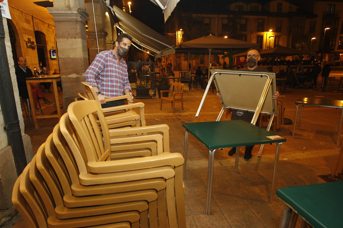 Las calles y bares de Torrelavega comenzarona vaciarse pasadas las 21.30