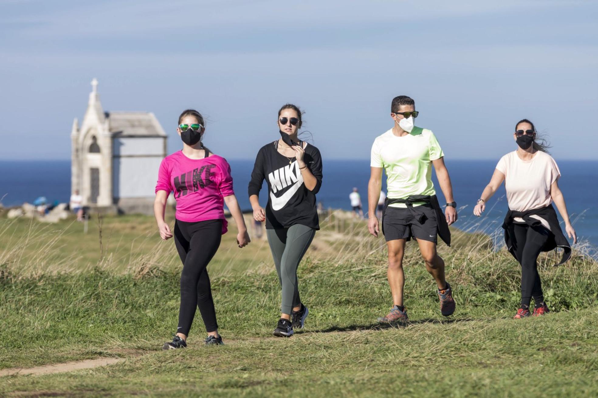 Un grupo de jóvenes pasea por la Senda Costera de Santander, ante el Panteón del Inglés, una de las zonas más visitadas estos días en la capital. 