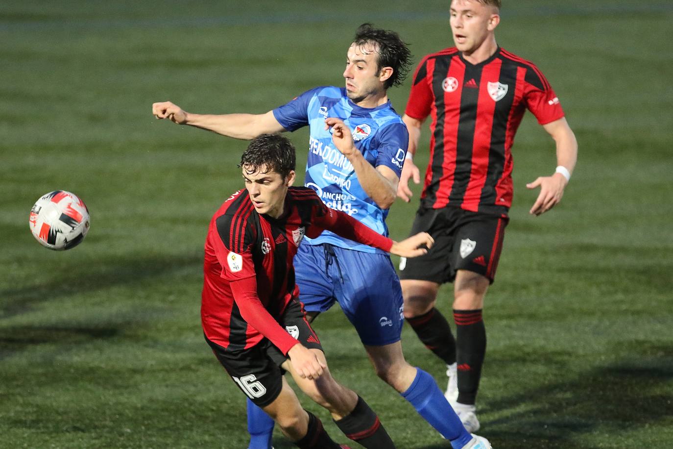 El Laredo no está teniendo una buena temporada a domicilio. Con la derrota frente al Arenas Club de este domingo (1-0), el cuadro de Manu Calleja acumula casi un mes sin conocer la victoria fuera de casa