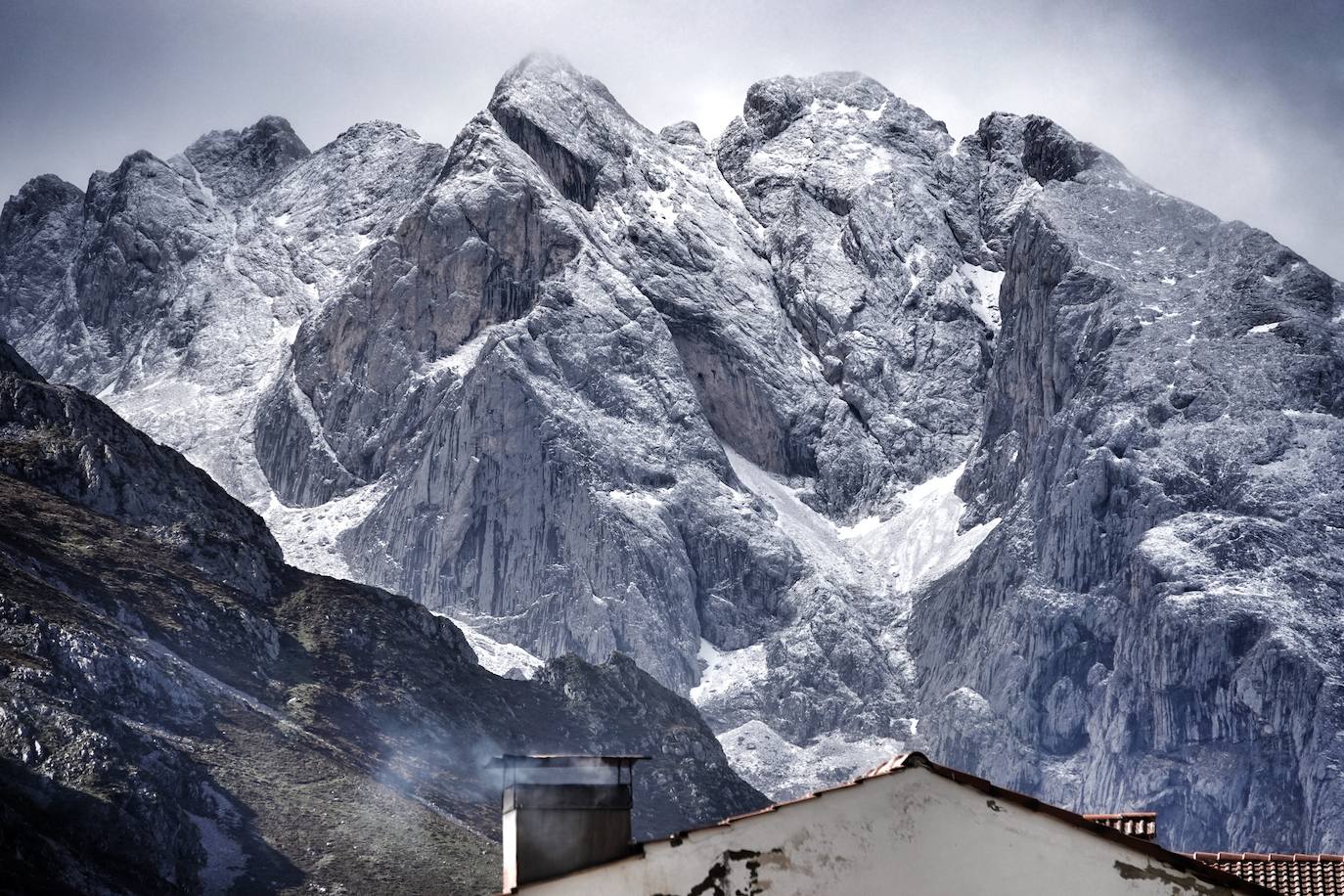 Los colores del otoño, e incluso el blanco de la nieve, ya han teñido algunos de los rincones de los Picos de Europa, uno de los lugares más imponentes enclavados entre Cantabria, Asturias y León. En este espacio encontraremos las cumbres más altas de la Cordillera Cantábrica como la más emblemática: el Picu Urriellu o Naranjo de Bulnes con sus 2.519 metros de altitud. Un total de 67.127 hectáreas que conforman una de las mejores reservas mundiales de los ecosistemas ligados al bosque atlántico.