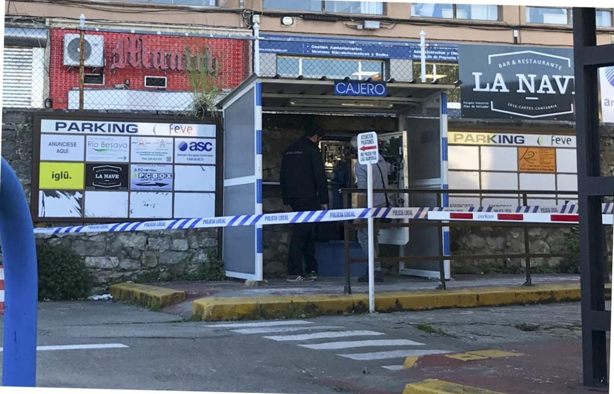 La zona de la máquina automática de cobro del aparcamiento de Feve, acordonada en el día de ayer, tras ser reventada.