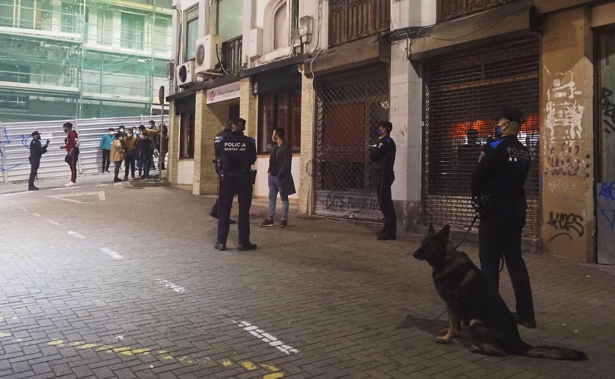 Operativo de la Policía Local de Santander contra el botellón hace varios días.