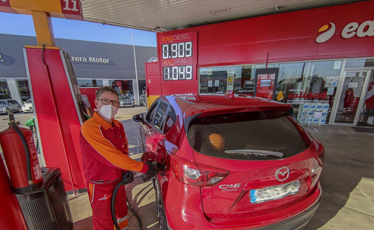 Un vehículo repostando gasolina en la estación de servicio de Easygas, en Santander.