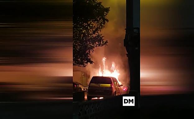 El incendio de un coche estacionado afecta a otro vehículo y a un bajo comercial en General Dávila