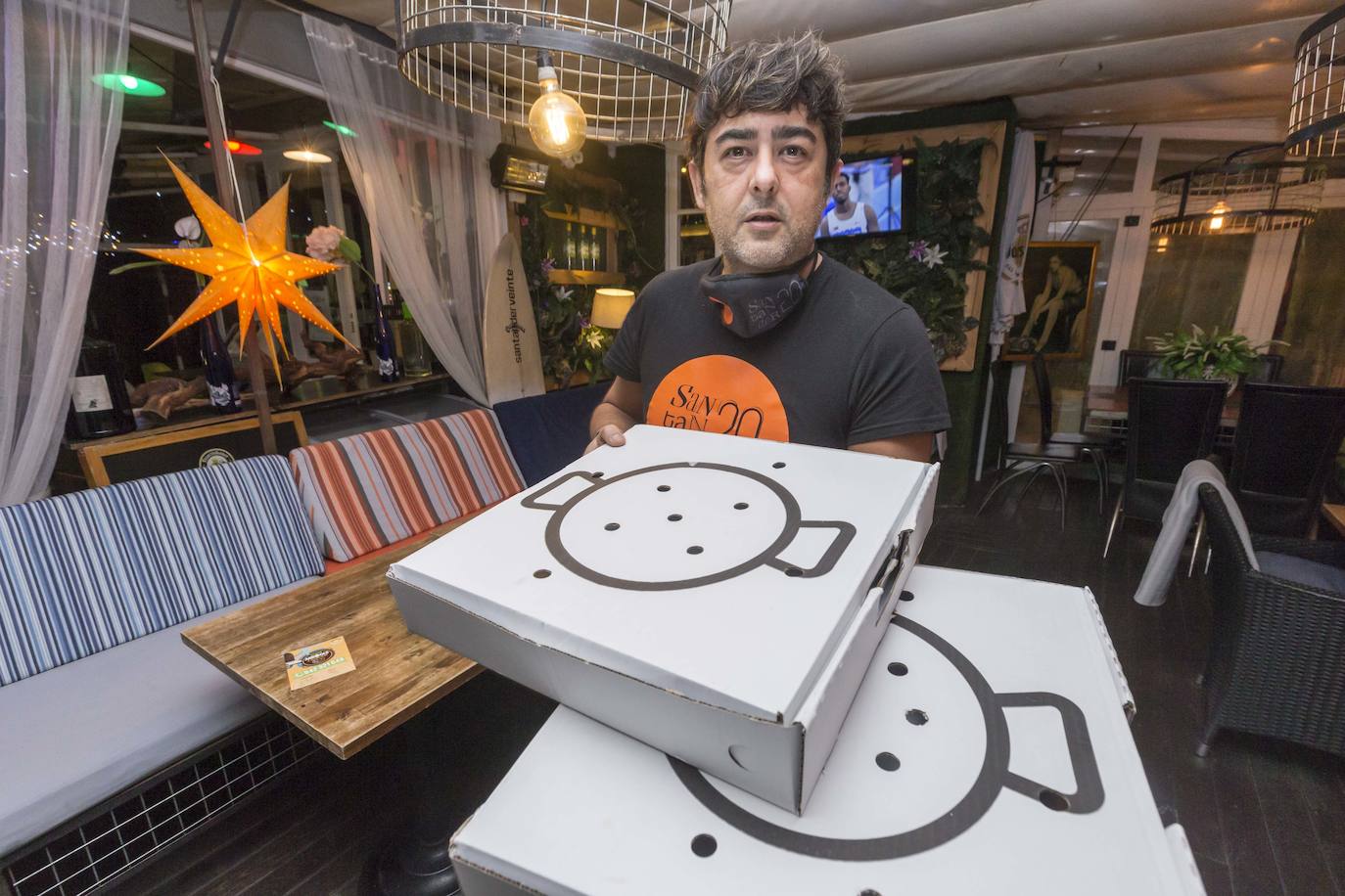 Julio Ramírez, del Santander Veinte, con las cajas para llevar paellas. Fotografías: 