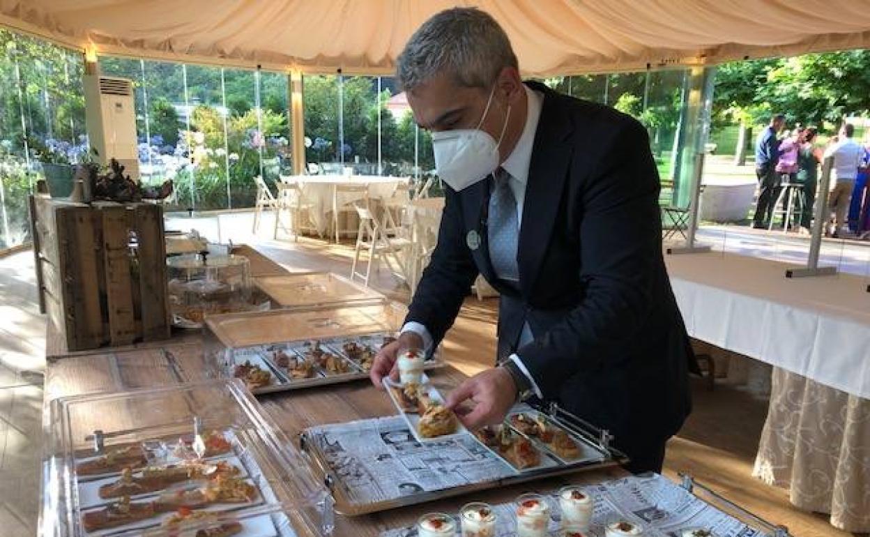 En el Gran Hotel Balneario de Puente Viesgo protegen los aperitivos del cóctel con campanas de metacrilato. 