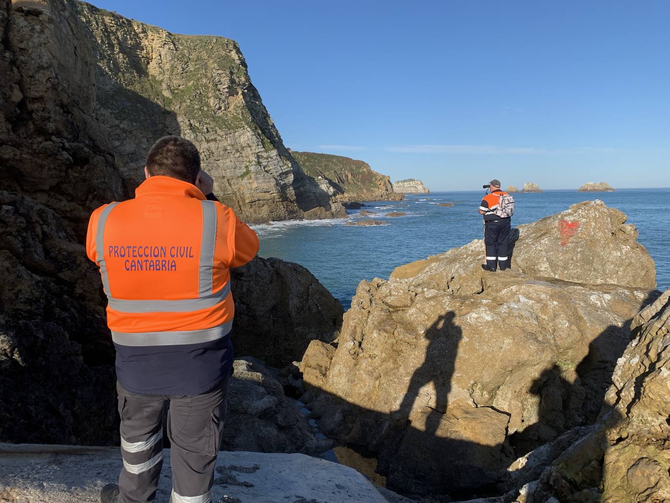 Decenas de efectivos se han sumado este miércoles a las labores de búsqueda de Raúl Tolosa, el vecino de Miengo desaparecido el lunes cuando salió a pasear con su perro por la playa de Usgo.