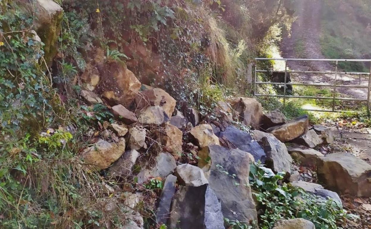 Tierra y rocas en el inicio de los accesos a la cueva.