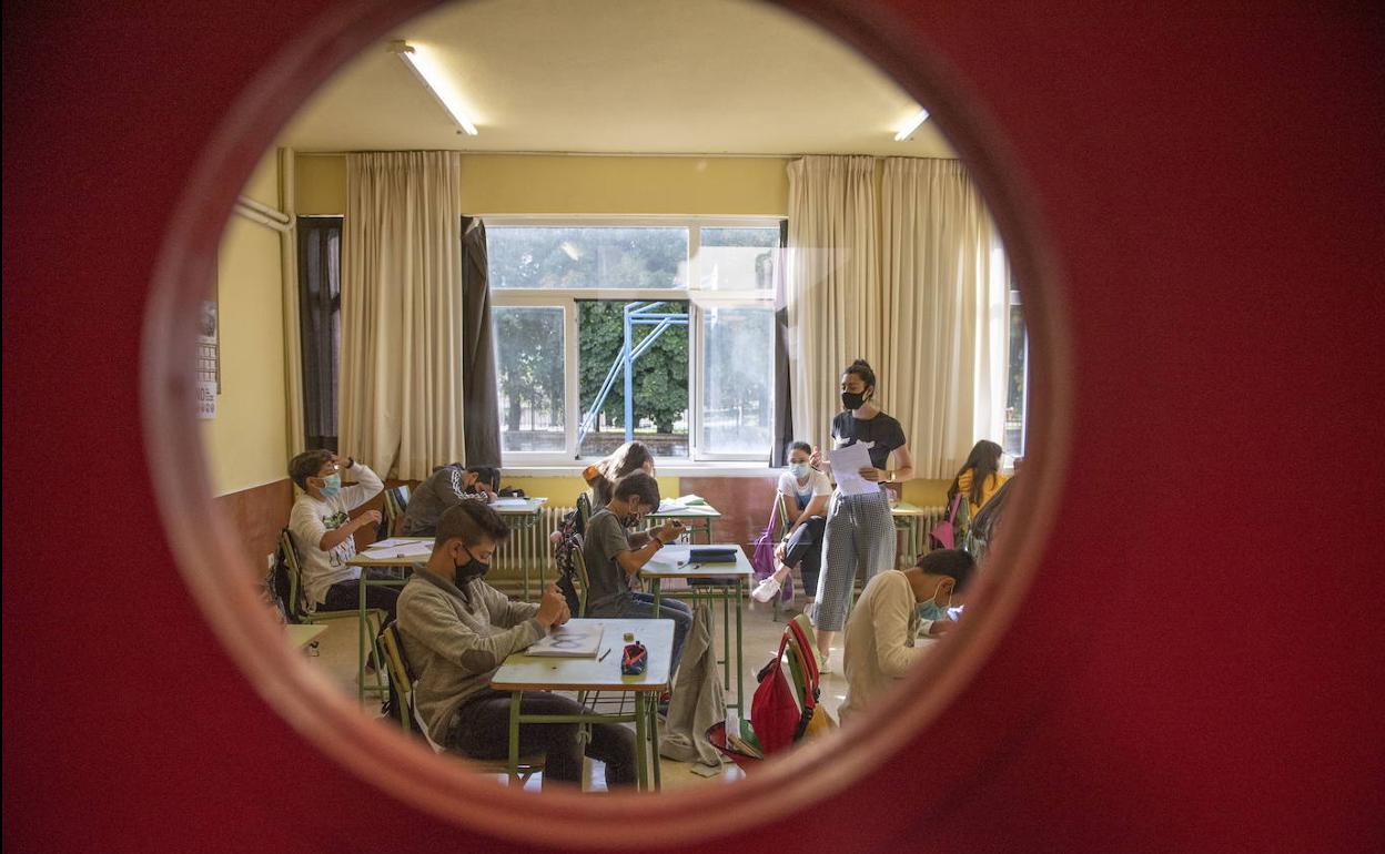 Imagen de archivo del IES Montesclaros de Reinosa en el inicio del curso, con alumnos y profesores portando mascarillas.