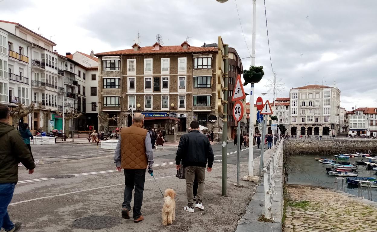 Paseantes en pleno centro de la ciudad de Castro.