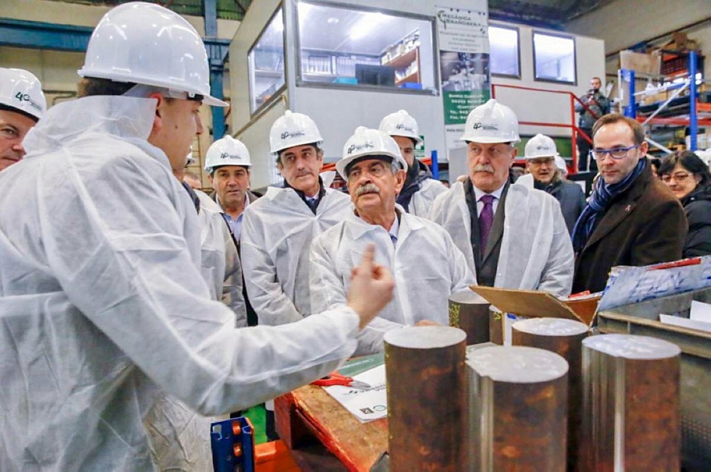 El presidente Revilla y el consejero Martín, en una visita a la empresa con motivo de su 40 aniversario. dm