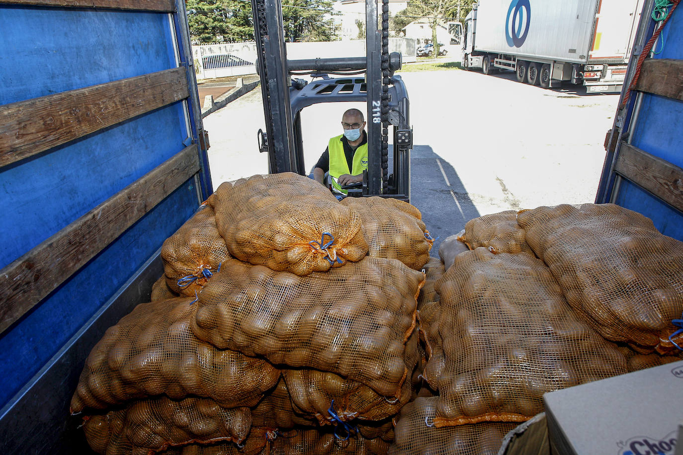 Ahora más que nunca urge llenar las estanterías del Banoco de Alimentos de Cantabria y por eso comienza una nueva campaña para la gran recogida