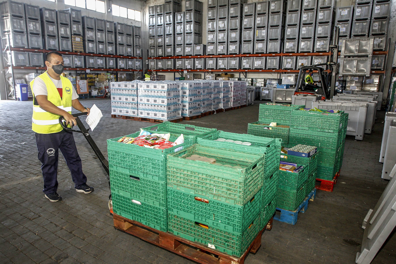 Ahora más que nunca urge llenar las estanterías del Banoco de Alimentos de Cantabria y por eso comienza una nueva campaña para la gran recogida