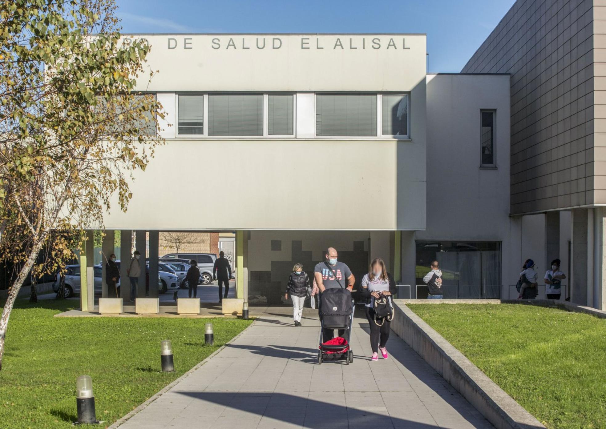 Imagen de la entrada del centro de salud El Alisal, en Santander, durante la mañana de este miércoles. 