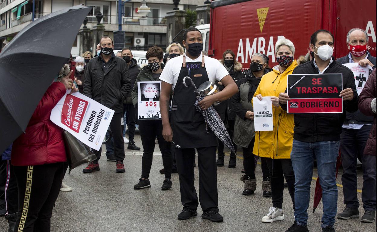 Imagen de los concentrados en Laredo y galería con todas las protestas celebradas hoy en Cantabria.