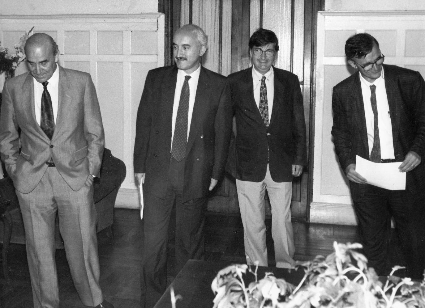 27/07/1992. UIMP, 1992. El ministro Luis Martínez Noval (segundo por la izquierda) junto al rector Lluch (segundo por la derecha).