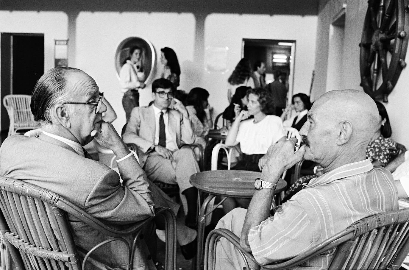 UIMP, 1989. Foto antigua del Premio Nobel Camilo José Cela, y del Premio Cervantes, José Hierro, en las Caballerizas, ante la mirada del rector Ernest Lluch. 