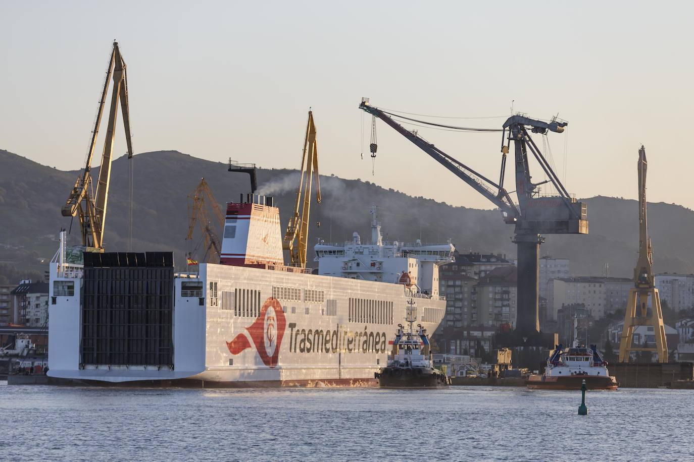 Botado al mar el barco 'Villa de Tazacorte', de Transmediterránea, que se ha estado durante cuatro meses en los astilleros de Astander