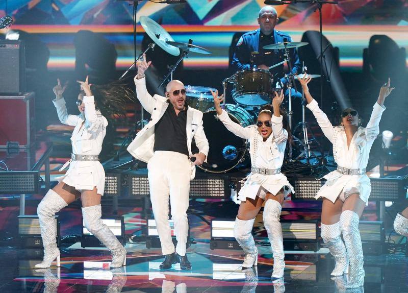 Pitbull fue otro de los artistas que subió al escenario. 