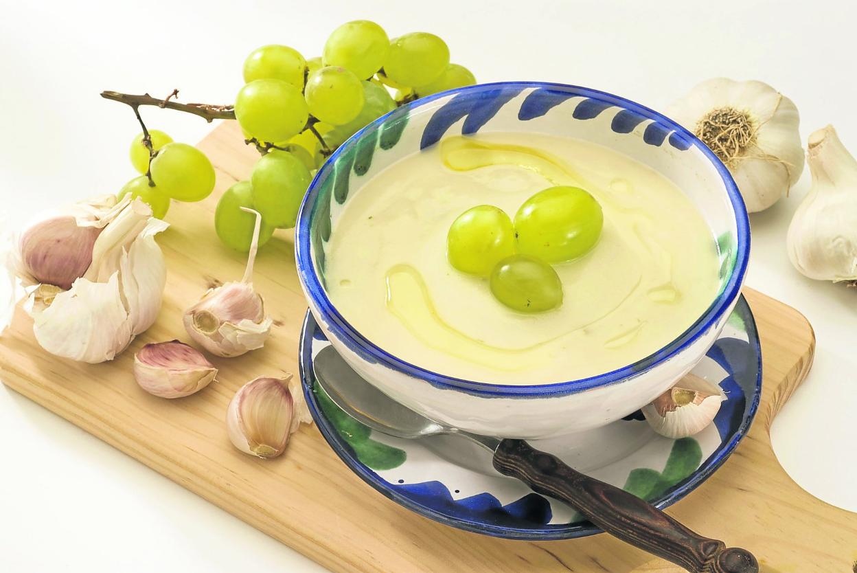 Sopa de ajo al estilo andaluz acompañada por unas uvas blancas.